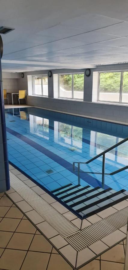 Ferienwohnung Mit Seeblick Und Schwimmbadnutzung In クックスハーフェン エクステリア 写真