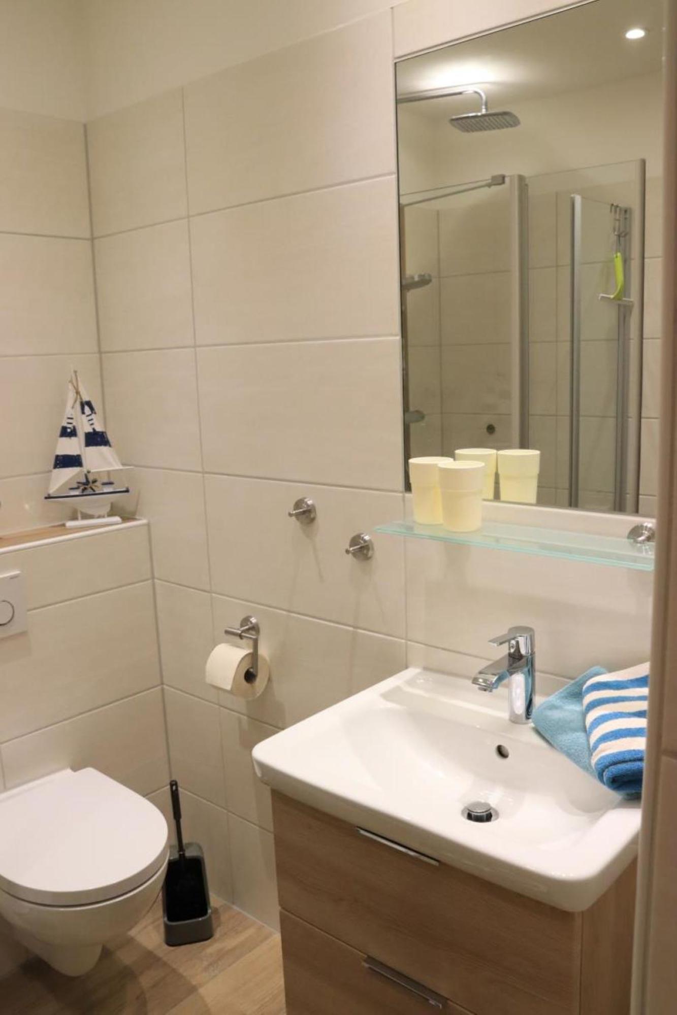 Ferienwohnung Mit Seeblick Und Schwimmbadnutzung In クックスハーフェン エクステリア 写真